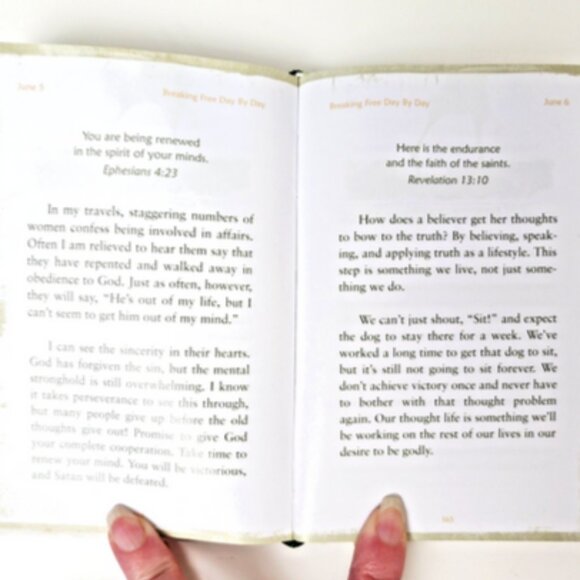 Breaking Free Day by Day: A Year of Walking in Liberty by Beth Moore NEW - Picture 3 of 5